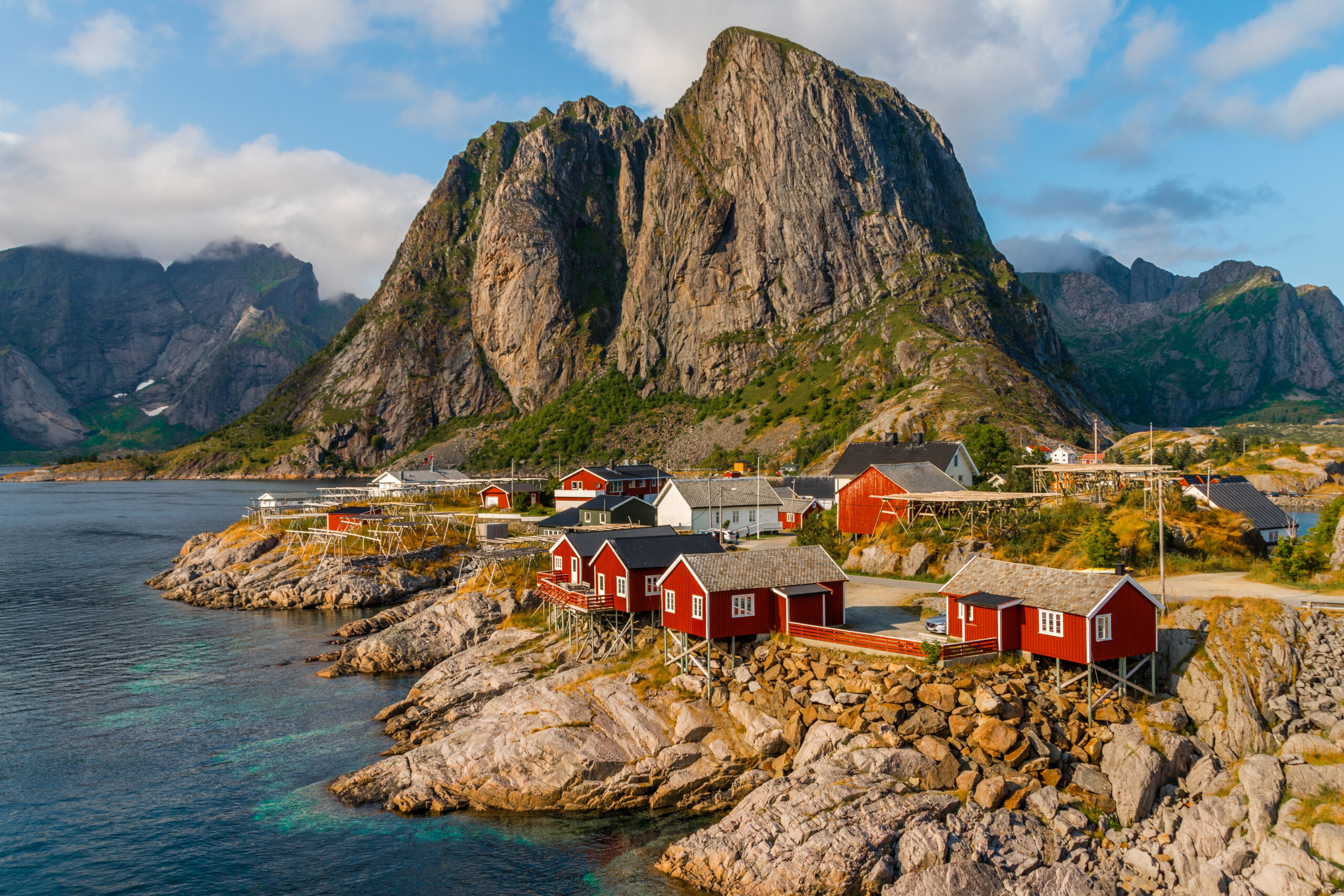 vista-de-las-cabanas-rojas-por-la-costa-en-hamnoy-islas-lofoten-noruega