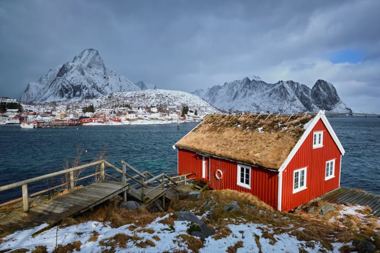 casa-tradicional-de-rorbu-rojo-en-el-pueblo-de-reine-en-las-islas-lofoten