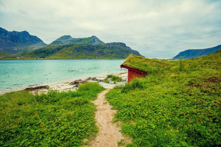 fiordo-en-clima-lluvioso-casa-de-pesca-en-la-playa-hermosa-naturaleza-de-noruega-islas-lofoten