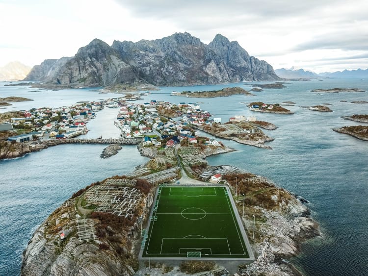 hermoso-campo-de-futbol-en-noruega